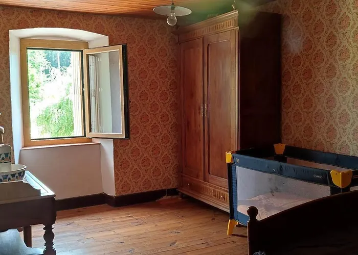 Au Coeur Des Bois A Monadiere Дом отдыха