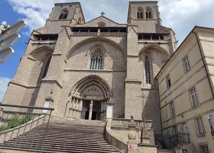 Au Coeur Des Bois A Monadiere Дом отдыха *