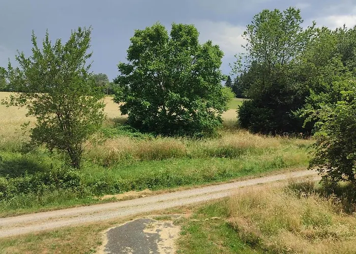 Au Coeur Des Bois A Monadiere Дом отдыха *